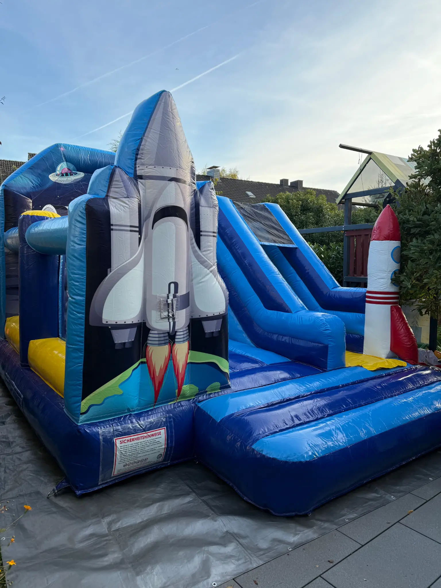 Weltraum-Hüpfburg mit Raketenrutsche Ruhrgebiet – Bild 1